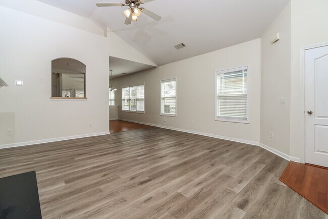 Foto del edificio - 92 Majestic Dr