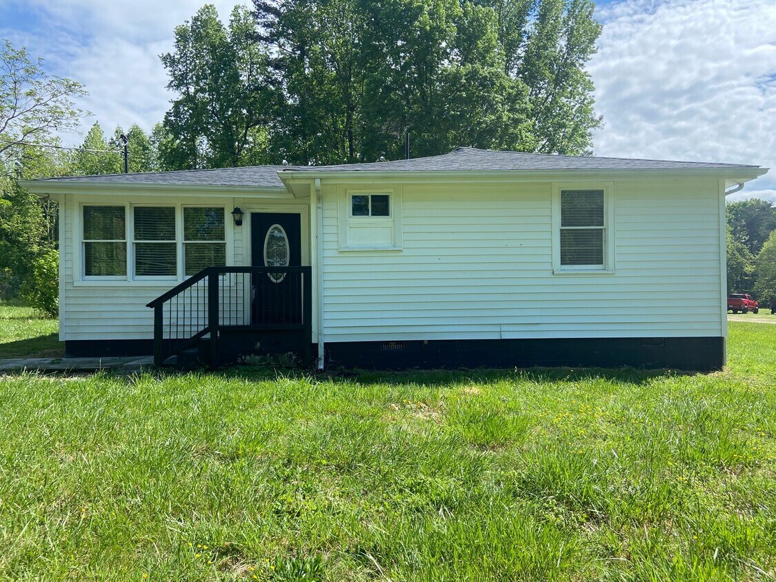 Primary Photo - 2 Bedroom, 1 Bathroom House in Greensboro