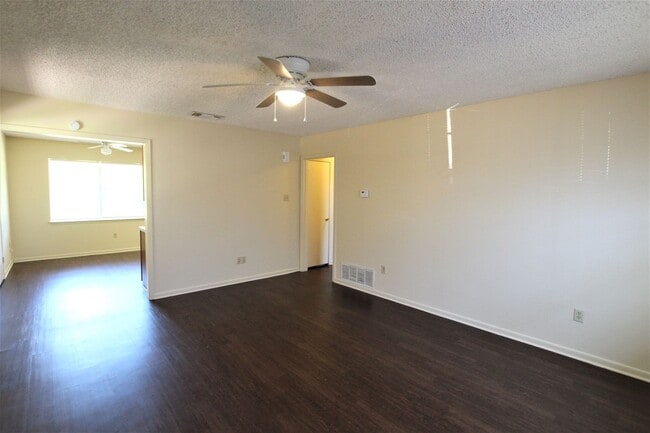 Building Photo - COMING SOON! 2 Bedroom 1 Bath Duplex in West Tyler!