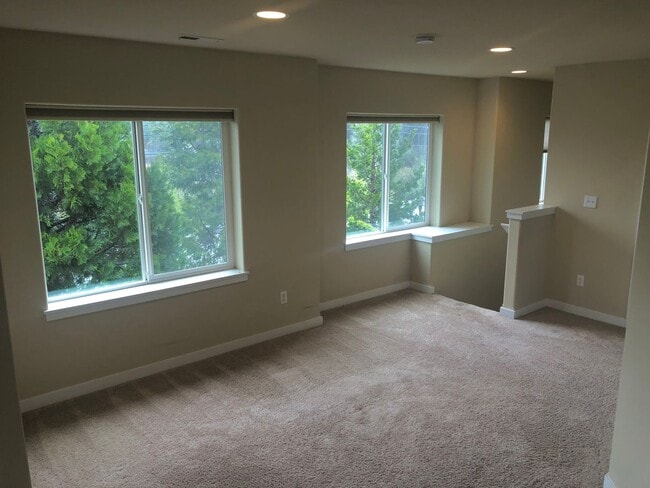 Building Photo - 3 Bed, 2.5 Bath Millcreek Townhouse New Ca...