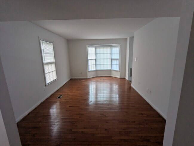 Building Photo - 2760 Knollside Ln