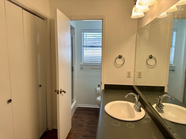 Foto del edificio - 328 E Johnson St