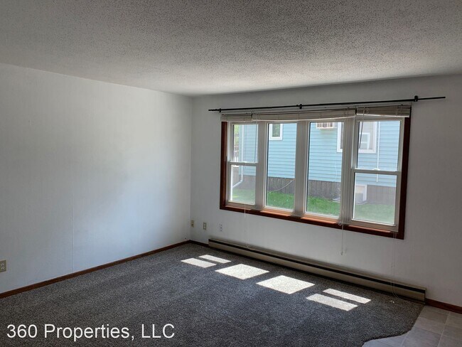 Building Photo - 220 6th St S