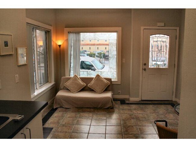 Building Photo - 122 E San Salvador St