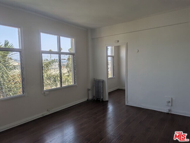 Building Photo - 634 S Gramercy Pl