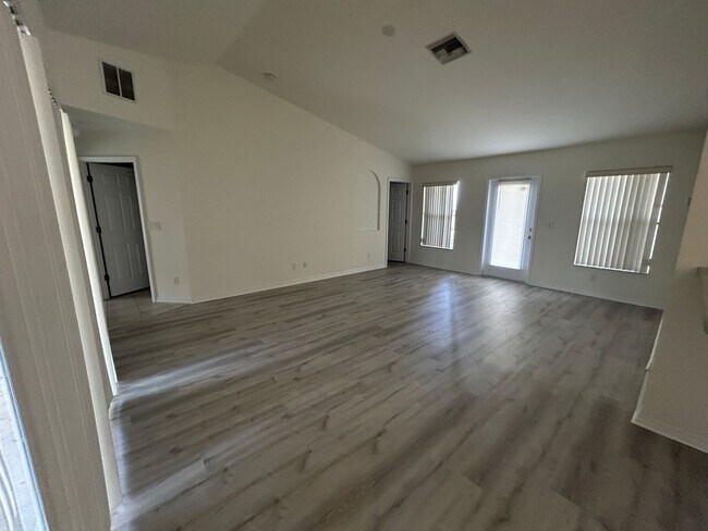 Foto del edificio - Nice 3/2 with newer carpet