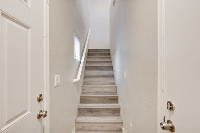 Building Photo - GATED COMMUNITY 2 BEDROOM TOWNHOUSE!