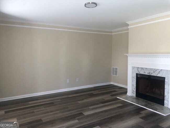 Building Photo - 5595 Hampton Ct