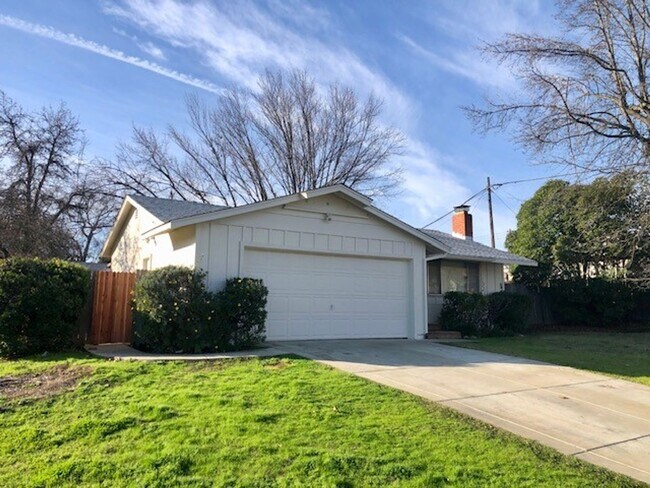 Building Photo - Beautiful & Clean Home in Orangevale