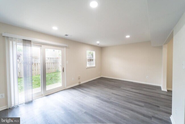 Foto del edificio - 2055 Pilgrim Dr