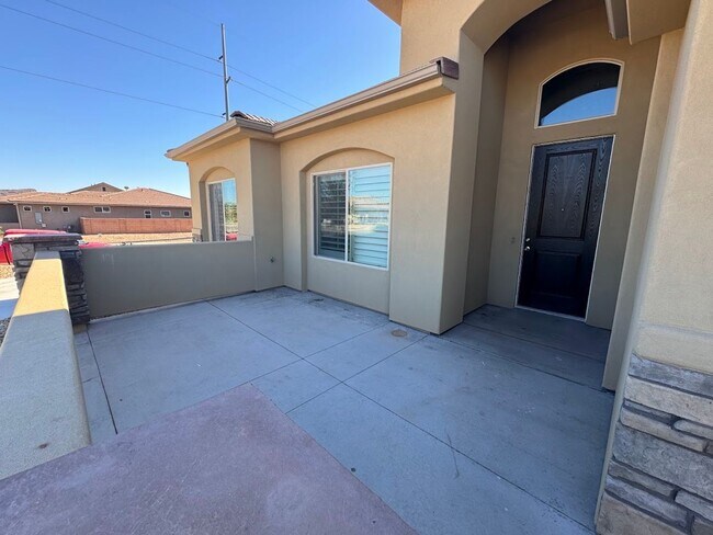 Foto del edificio - 3 Bedroom Upgraded Home - Extra parking!