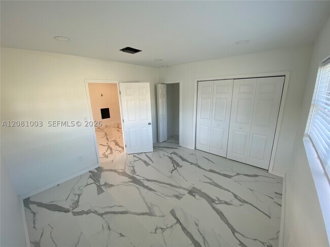 Foto del edificio - 6367 SW 24th St