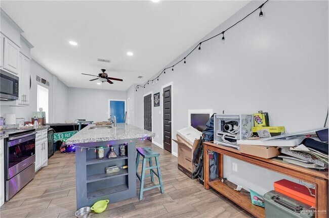 Building Photo - 420 W Chavez St