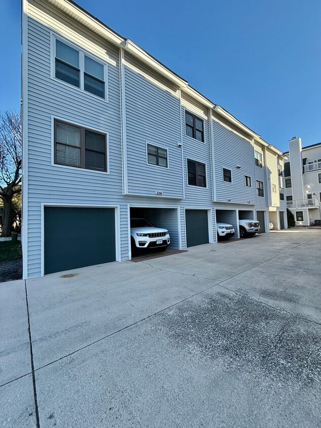 Foto principal - 3BD/2.5 Bath End Unit Condo One Block from...