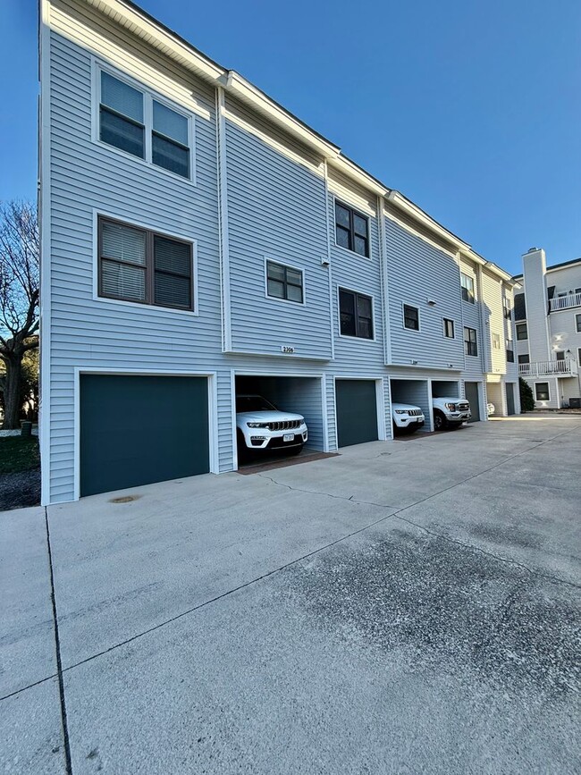 Building Photo - 3BD/2.5 Bath End Unit Condo One Block from...