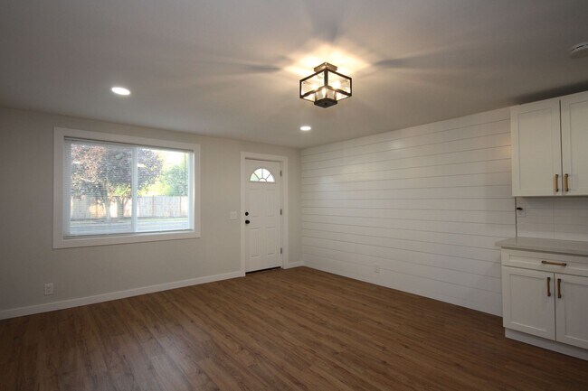 Building Photo - Charming Down Town Sumner Duplex