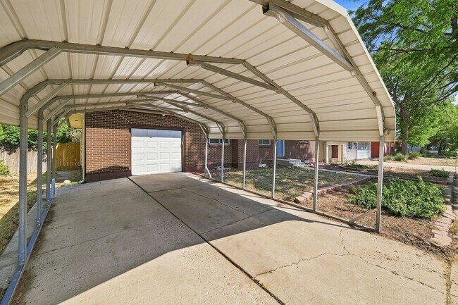 Building Photo - Updated 4bed 3bath with huge yard and garage + carport!
