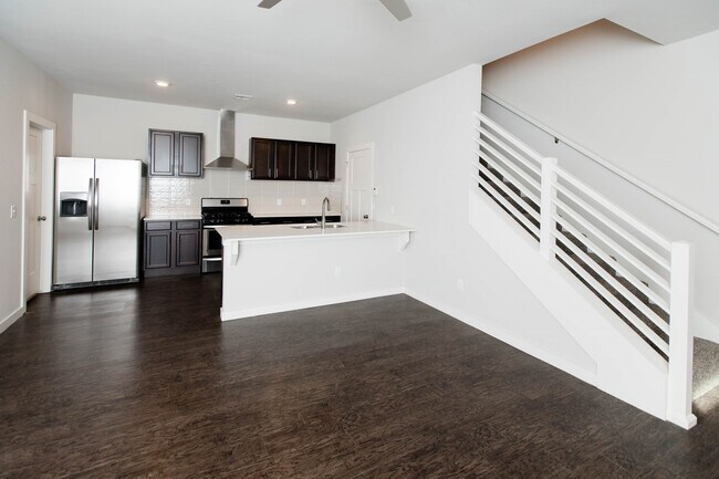 Foto del edificio - 3 Bed 2 Bath 2 Car Garage Duplex - 15th an...