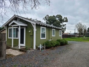 Building Photo - 1660 Jennings Ave