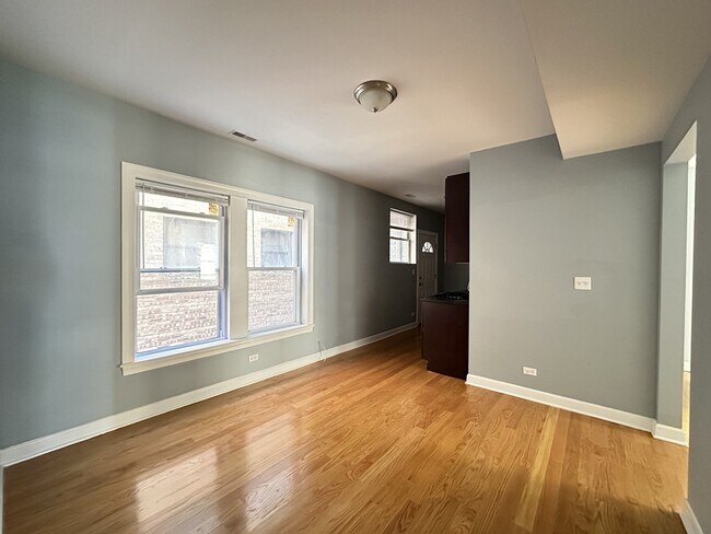 Foto del edificio - 1640 W Pratt Blvd