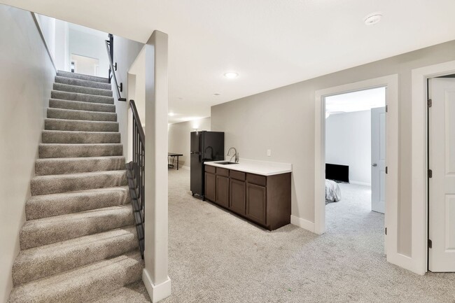 Building Photo - Living in Luxury