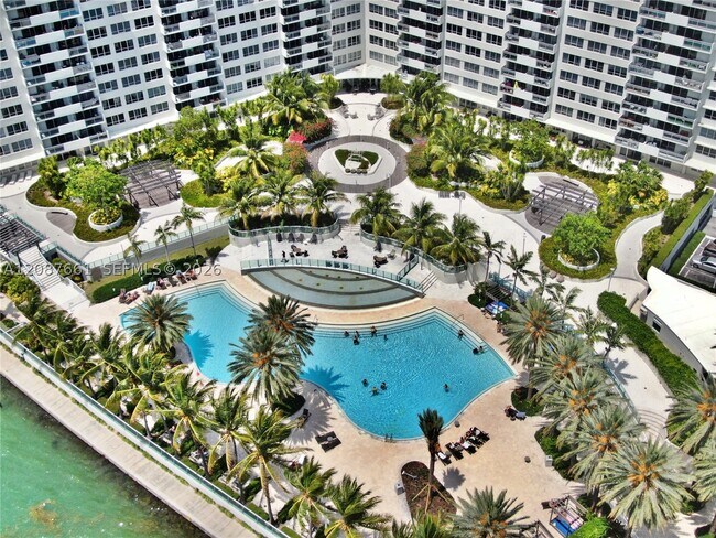 Building Photo - 1500 Bay Dr E