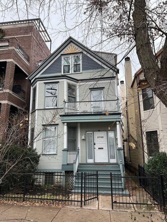 Primary Photo - 2743 N Greenview Ave