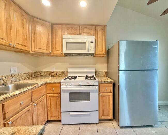 Foto del edificio - AVAILABLE NOW!! 2 Bedroom 1 Bathroom apartment in Palm Springs!
