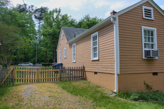 Foto del edificio - Charming 2 bedroom, 1 bath bungalow with fenced yard in Lakewood