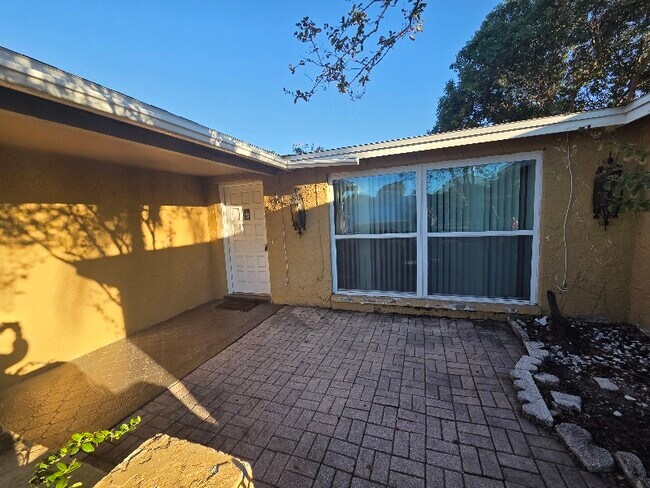 Foto del edificio - 7205 Rockwood Dr