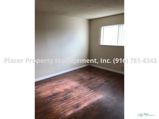 Building Photo - This must see! Nice 2 bdrm Duplex with 1 C...