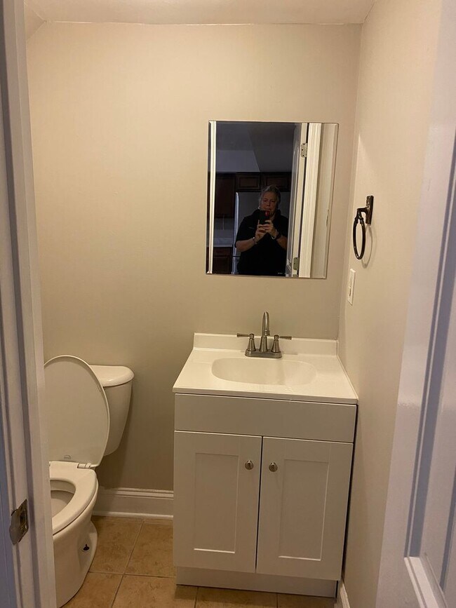 Foto del edificio - Move in Ready Updated 4 bed 2 bath with ga...