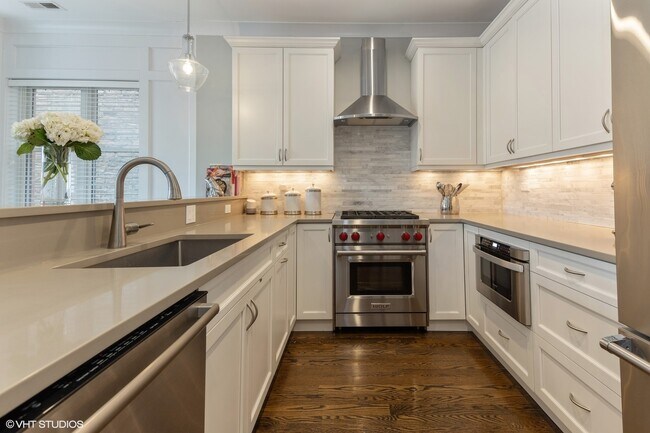 Building Photo - 1044 W Diversey Pkwy