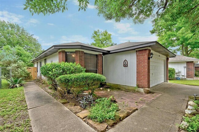 Foto del edificio - 8145 Huddleston Ln