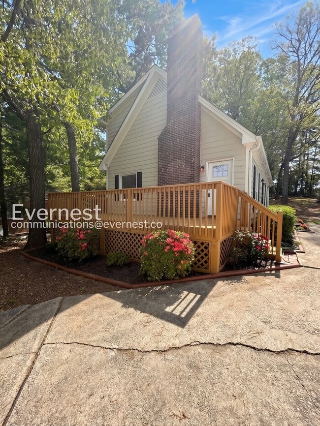 Building Photo - 3208 Pinecrest Dr