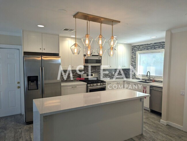 Foto del edificio - Desirable 3 bedroom home with Pool