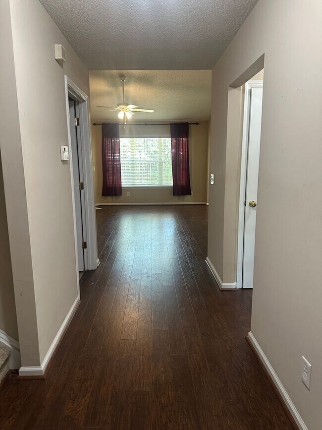 Foto del edificio - 404 Gibson Forest Dr