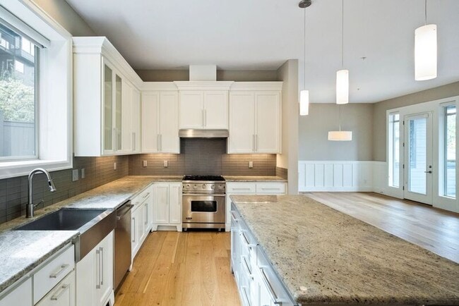 Building Photo - 307 NW Meridian Ridge Ct