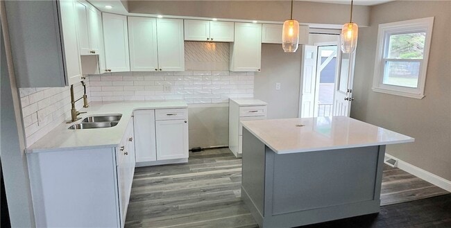 Building Photo - 914 W 2nd St