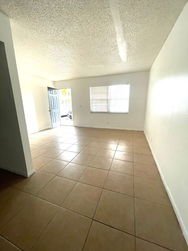 Building Photo - LARGE NEWLY RENOVATED 3 BEDROOM APARTMENTS