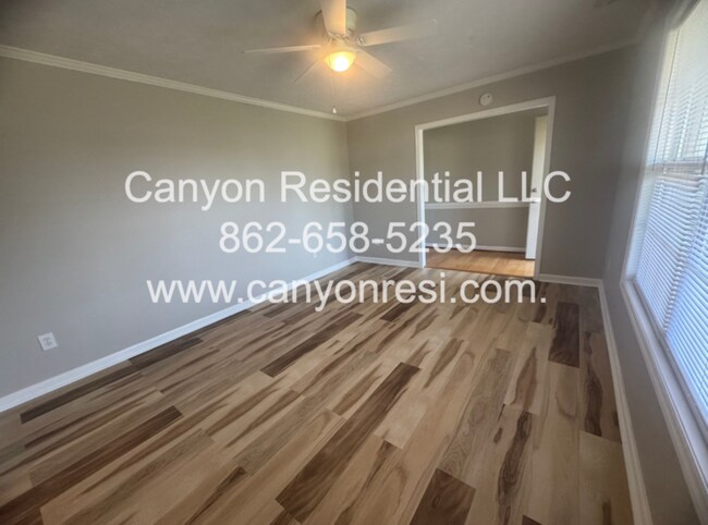 Building Photo - 301 Hawthorn Dr