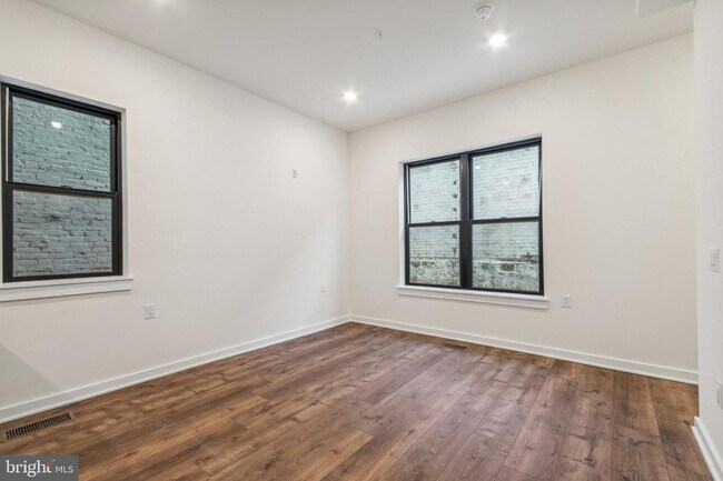 Foto del edificio - 6211 Woodbine Ave