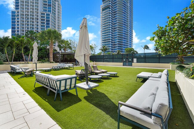 Foto del edificio - 300 S Pointe Dr