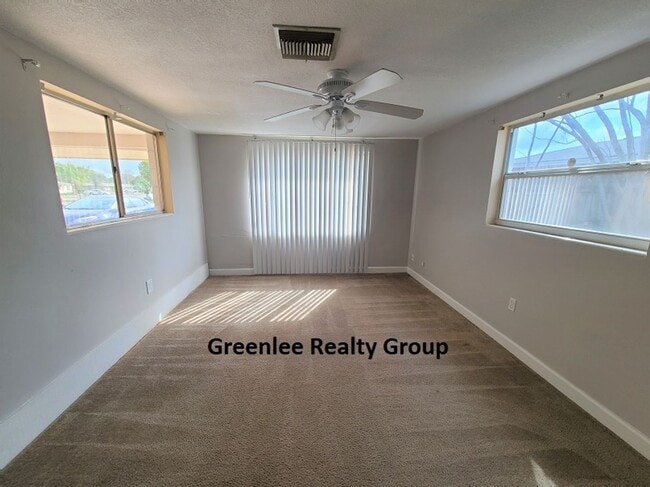 Building Photo - Move in Ready Duplex 1 bedroom 1 bath that...