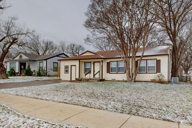 Foto del edificio - Just Reduced! 4 Bedroom Arlington Home for...
