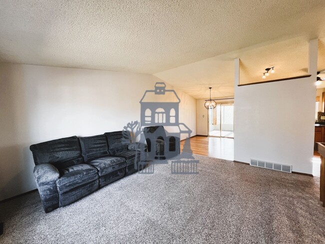 Building Photo - Beautiful Villa Loma Bi-Level