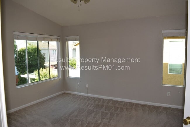 Building Photo - Lovely 4 Bedroom Home in Great Neighborhood