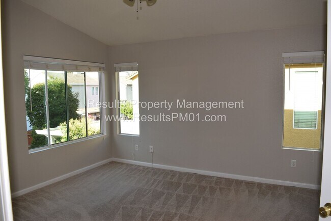 Foto del edificio - Lovely 4 Bedroom Home in Great Neighborhood