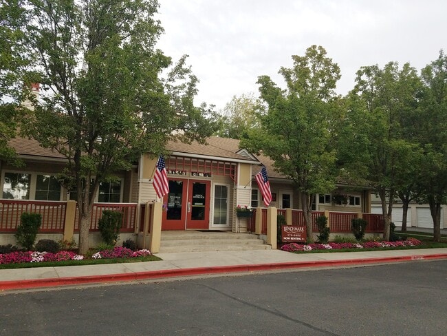 Foto del edificio - Benchmark Apartments