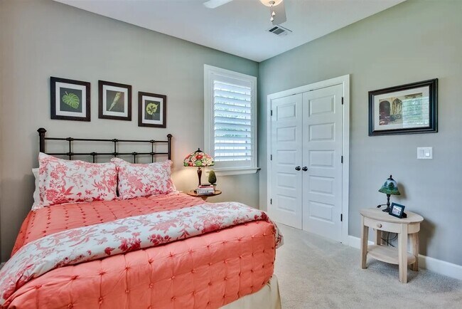 Foto del edificio - 1121 E Maxwell St